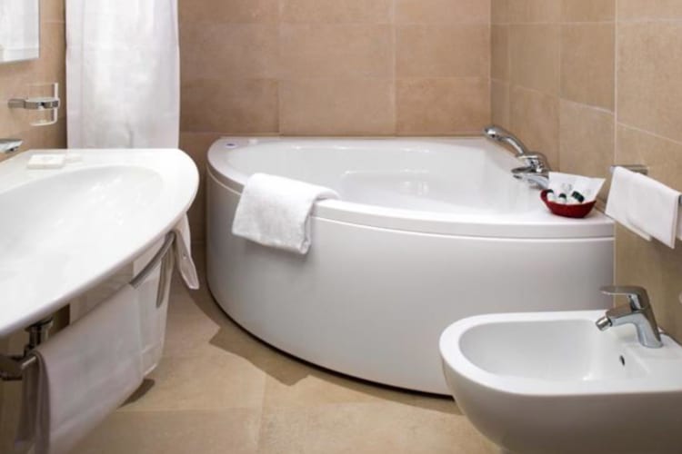 Double or twin bathroom